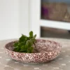 shallow bowl, granite serien, borddækning, familianna, handmade in europe, håndlavet, håndmalet, remix by sofie, familianna, familianna forhandler, familianns størst udvalg og bedste prise, keramik, håndlavet keramik, dansk design, bordækning, håndlavet keramik, keramik med pletter.