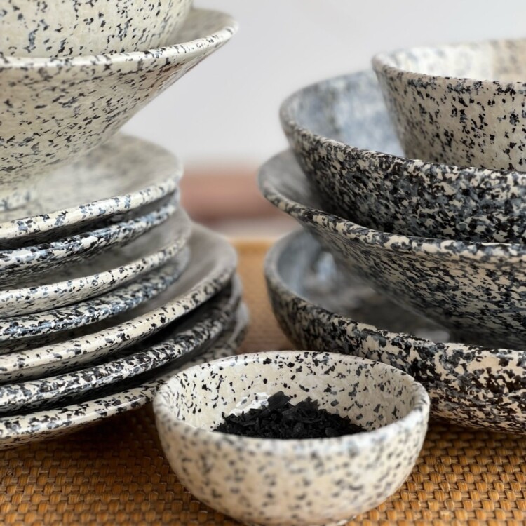 granite serien, borddækning, familianna, handmade in europe, håndlavet, håndmalet, remix by sofie, familianna, familianna forhandler, familianns størst udvalg og bedste prise, keramik, håndlavet keramik, dansk design, bordækning, håndlavet keramik, keramik med pletter.