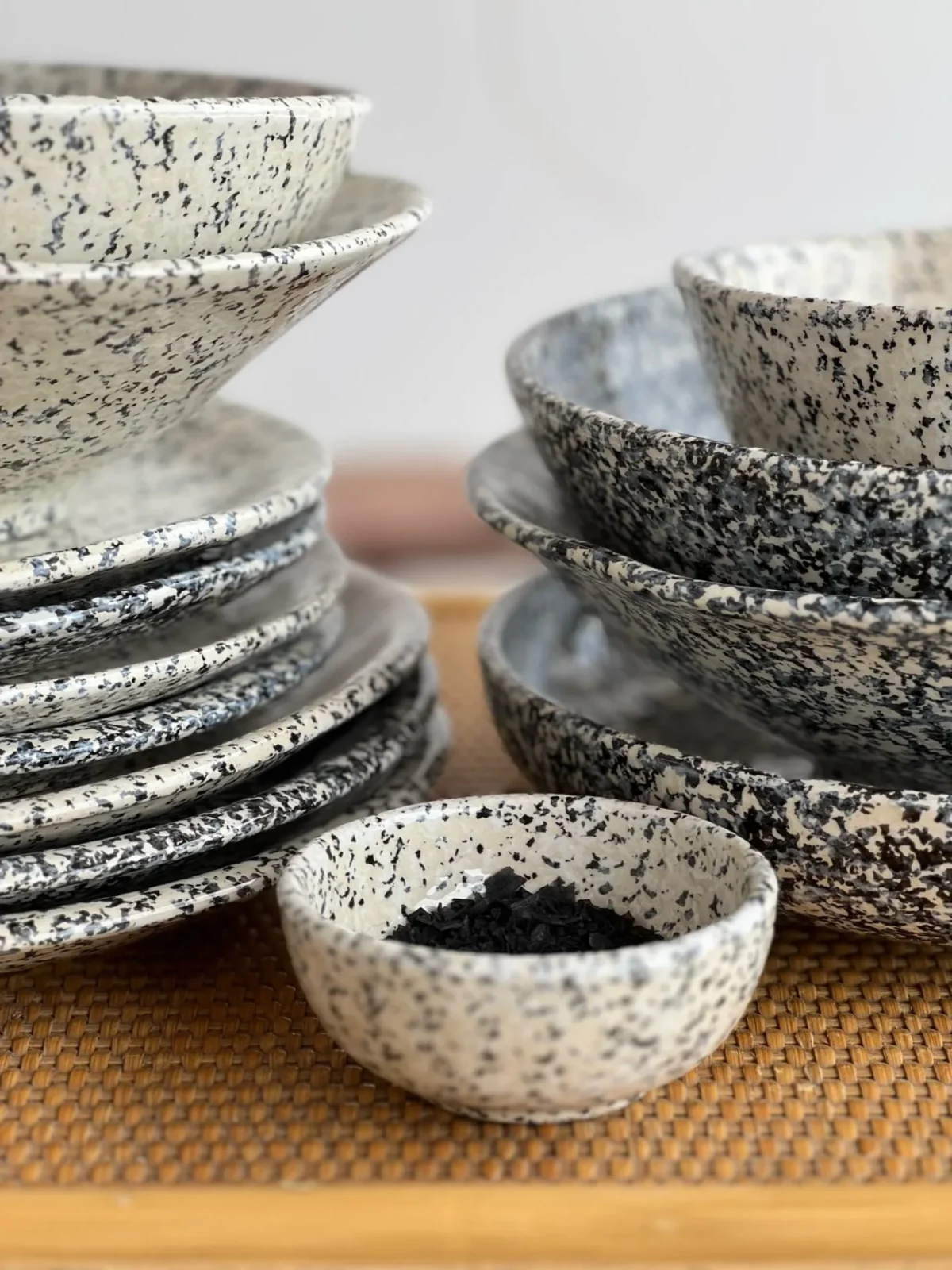 granite serien, borddækning, familianna, handmade in europe, håndlavet, håndmalet, remix by sofie, familianna, familianna forhandler, familianns størst udvalg og bedste prise, keramik, håndlavet keramik, dansk design, bordækning, håndlavet keramik, keramik med pletter.