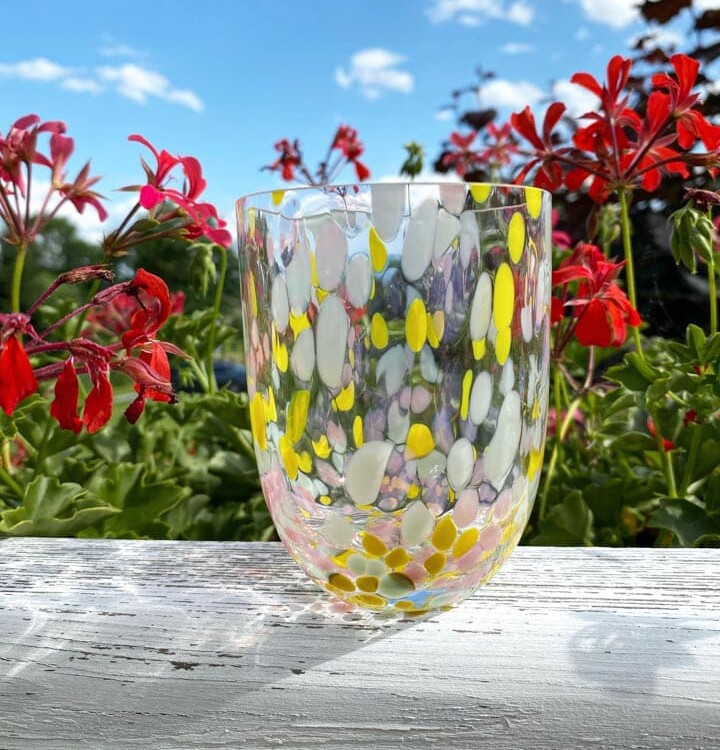 vandglas, anna von lipa mix & match, tumbler, vand glas, drikkeglas, drinking glass, farvede glas , remix by sofie, anna von lipa glas, anna von lipa forhandler,bohemia glass, mundblæste glas, confetti glas, splash glas, borddækning, splash glas, anna von lipa forhandler, borddækningsplash glas summer vol. 2 med rosa, kanariengelb, mint og pinklysegul, splash glas, anna von lipa big splash, opal glas, opaline glas, bohemian glasses, handblown glasses, mundblæste glas, glas med opal spots, remix by sofie, anna von lipa forhandler