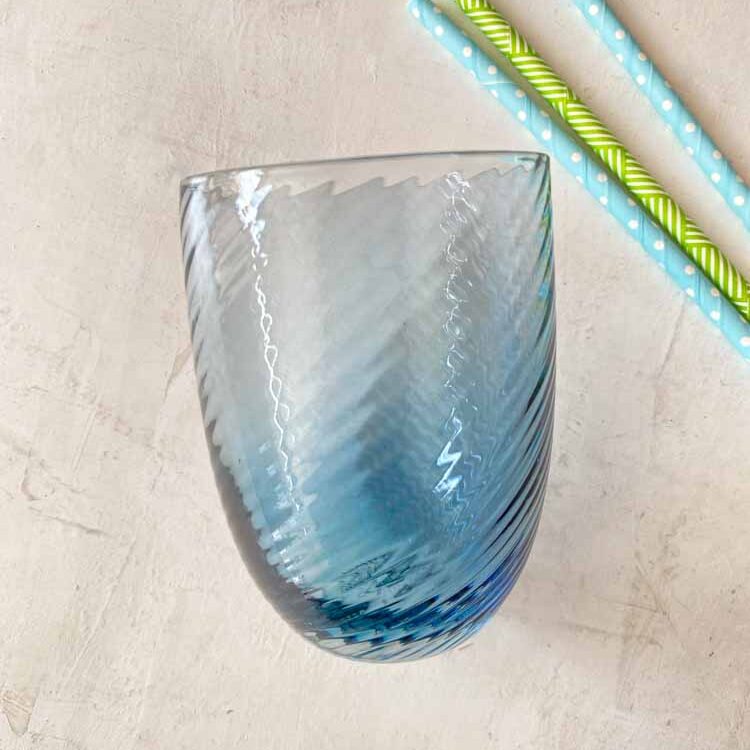 spiral glas blue smoke, mix & match glas, mix & match tumbler, anna von lipa glas, wawe glas,swirl glas, anna von lipa mix & match glas og tumblere, swirl glas, wawe glas, bambus glas, straight glas og tumbler, olive glas, ice glas, harlekin glas, tumbler, vand glas, drikkeglas, drinking glass, anna von lipa glas, remix by sofie anna von lipa forhandler, bordækning, farvede glas, farvet glas, drinking glasses, czech glass, bohemian glass,