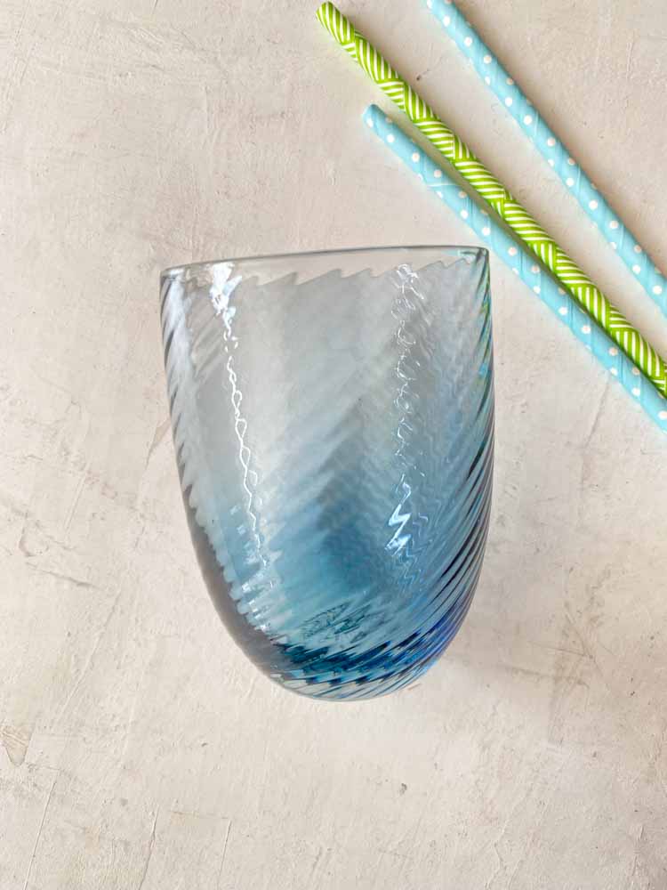 spiral glas blue smoke, mix & match glas, mix & match tumbler, anna von lipa glas, wawe glas,swirl glas, anna von lipa mix & match glas og tumblere, swirl glas, wawe glas, bambus glas, straight glas og tumbler, olive glas, ice glas, harlekin glas, tumbler, vand glas, drikkeglas, drinking glass, anna von lipa glas, remix by sofie anna von lipa forhandler, bordækning, farvede glas, farvet glas, drinking glasses, czech glass, bohemian glass,