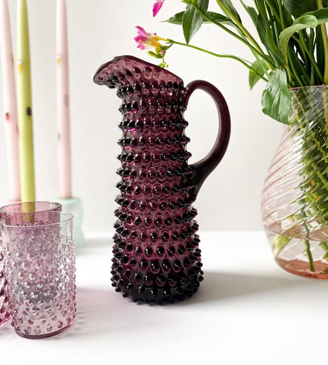 mørk violet kande, pindsvinekande, eiffel kande, kande, borddækning, vandkande med hank,remix by sofie, anna von lipa kande, anna von lipa pindsvine kande, pindsvinekande, pindsvinekande, pindsvine kande,hobnail jug, hobnailglass, pindsvineglas kande, anna von lipa høj kande, eiffel kande, anna von lipa glas, anna von lipa forhandler