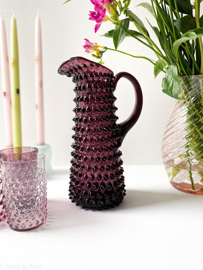 mørk violet kande, pindsvinekande, eiffel kande, kande, borddækning, vandkande med hank,remix by sofie, anna von lipa kande, anna von lipa pindsvine kande, pindsvinekande, pindsvinekande, pindsvine kande,hobnail jug, hobnailglass, pindsvineglas kande, anna von lipa høj kande, eiffel kande, anna von lipa glas, anna von lipa forhandler