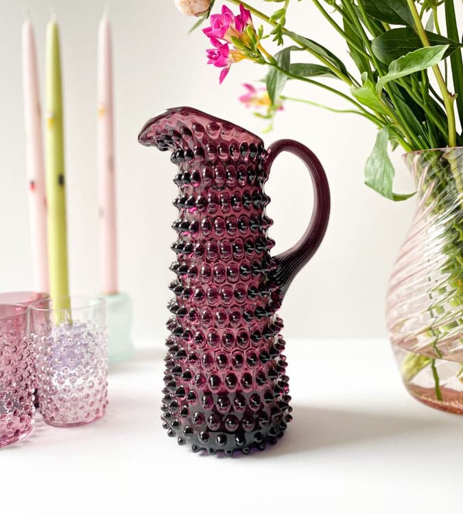 mørk violet kande, pindsvinekande, eiffel kande, kande, borddækning, vandkande med hank,remix by sofie, anna von lipa kande, anna von lipa pindsvine kande, pindsvinekande, pindsvinekande, pindsvine kande,hobnail jug, hobnailglass, pindsvineglas kande, anna von lipa høj kande, eiffel kande, anna von lipa glas, anna von lipa forhandler