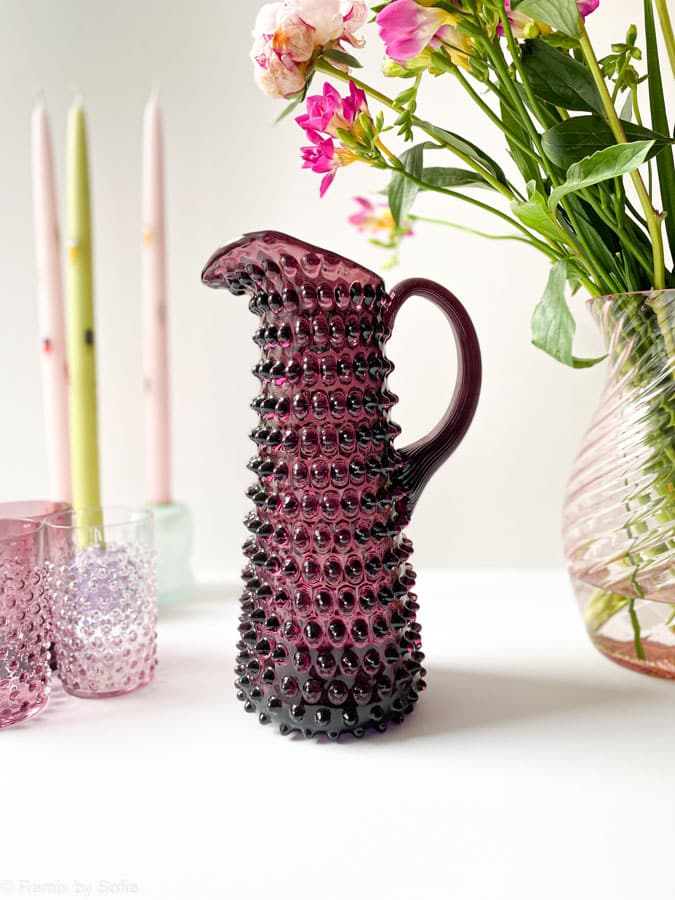 mørk violet kande, pindsvinekande, eiffel kande, kande, borddækning, vandkande med hank,remix by sofie, anna von lipa kande, anna von lipa pindsvine kande, pindsvinekande, pindsvinekande, pindsvine kande,hobnail jug, hobnailglass, pindsvineglas kande, anna von lipa høj kande, eiffel kande, anna von lipa glas, anna von lipa forhandler