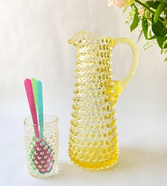 eiffiel kande i gul, høj kande i gul, anna von lipa kande, anna von liap glas, pindsvine kande høj, anne von lipa forhandler, remix by sofie, kander, glas kander, hobnail glass, pinapple glass,