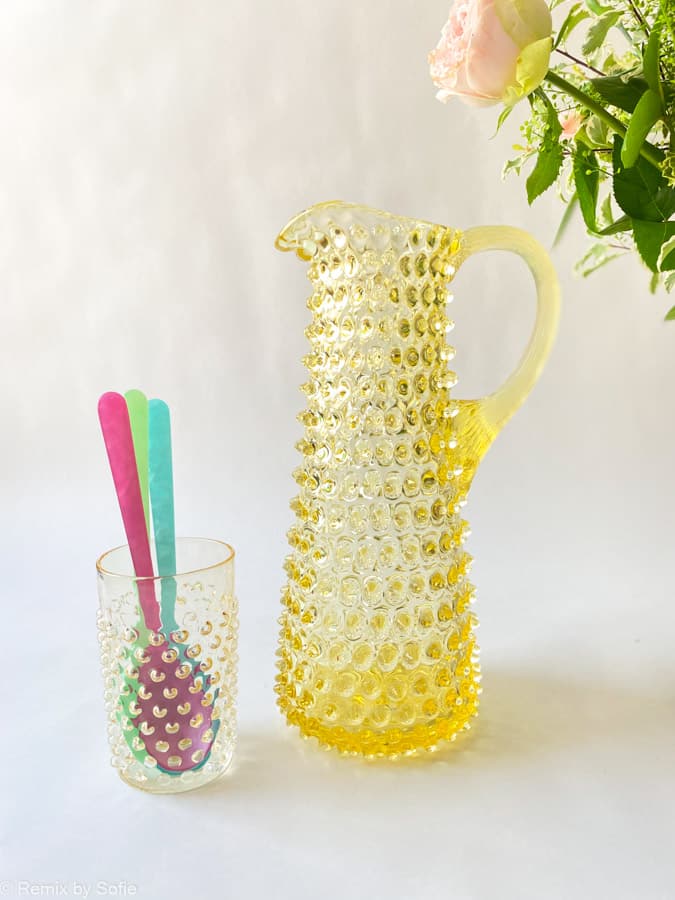 eiffiel kande i gul, høj kande i gul, anna von lipa kande, anna von liap glas, pindsvine kande høj, anne von lipa forhandler, remix by sofie, kander, glas kander, hobnail glass, pinapple glass,