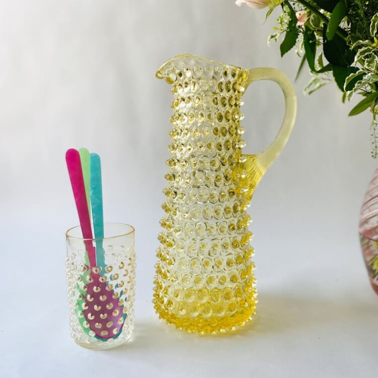 eiffiel kande i gul, høj kande i gul, anna von lipa kande, anna von liap glas, pindsvine kande høj, anne von lipa forhandler, remix by sofie, kander, glas kander, hobnail glass, pinapple glass,