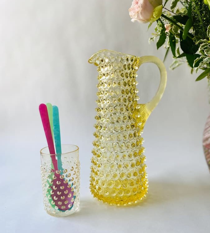 eiffiel kande i gul, høj kande i gul, anna von lipa kande, anna von liap glas, pindsvine kande høj, anne von lipa forhandler, remix by sofie, kander, glas kander, hobnail glass, pinapple glass,