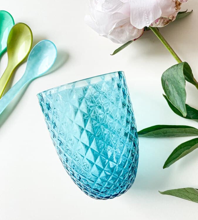 harlekin i mørk aqua, harlekin glas, oliive glas, bambus glas, anna von lipa mix & match, swil glas, wawe glas, harlekin glas, tumbler, vand glas, drikkeglas, drinking glass, farvet glas, boliginteriør, borddækning, glas fra anna von lipa, anna von lipa forhandler, remix by sofie
