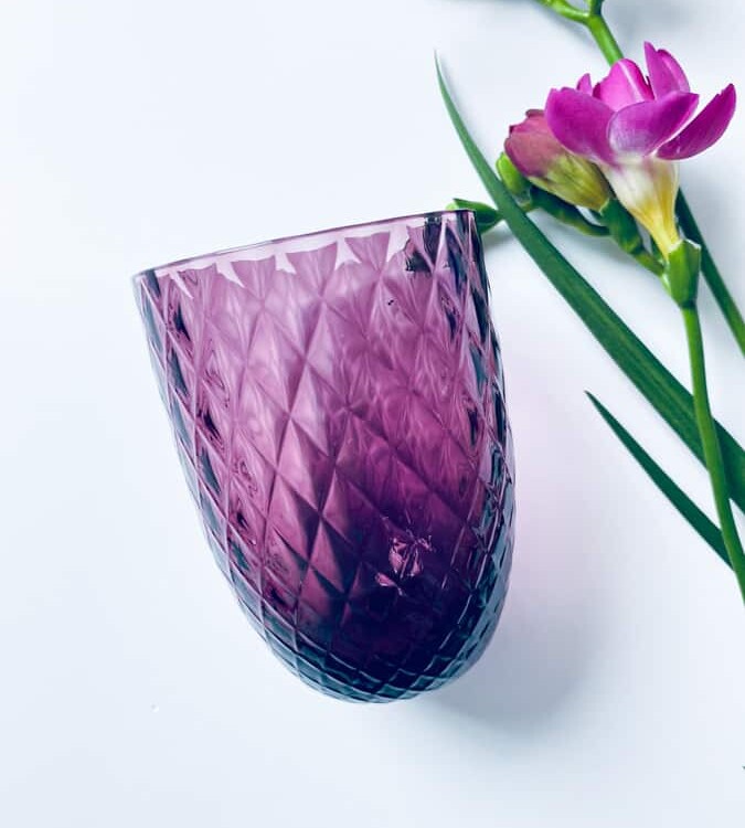 harlekin glas i mørk violet, anna von lipa mix & match, swirl glas, wawe glas, harlekin glas, tumbler, vand glas, drikkeglas, drinking glass, anna von lipa glas, remix by sofie anna von lipa forhandler, handblown glas, mundblæst glas, farvede glas, drikkeglas anna von lipa