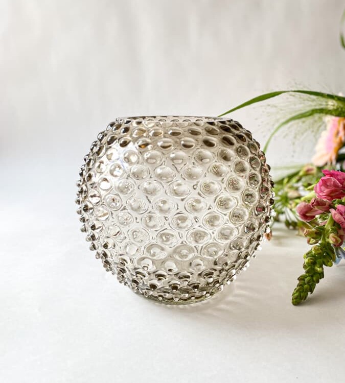 pindsvine vase 18 cm i lys chokolade, anna von lipa vase, vase i pindsvine glas, mundblæst glas, hobnail glass, bohemian glass, remix by sofie