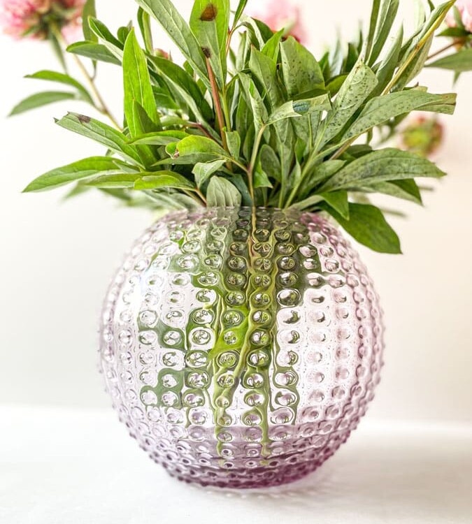 pindsvine vase 24 cm lyslilla, glas vase lilla, anna von lipa vase, vase i pindsvine glas, mundblæst glas, hobnail glass, bohemian glass, remix by sofie