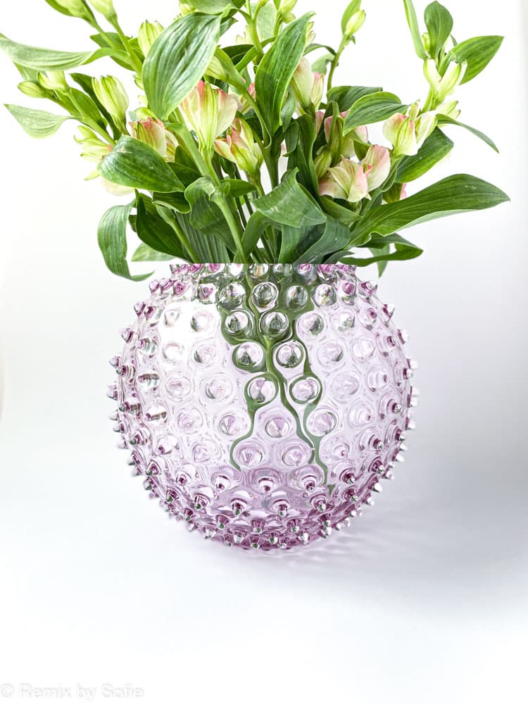 pindsvine vase 18 cm i lilla neodym, anna von lipa vase, vase i pindsvine glas, mundblæst glas, hobnail glass, bohemian glass, remix by sofie, vase, blomstervase, vase fra Anna von Lipa, bordækning