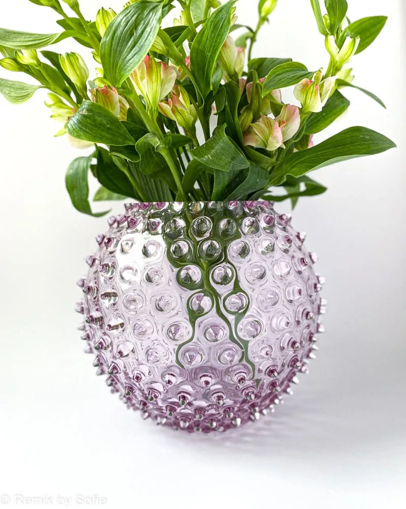 pindsvine vase 18 cm lilla, anna von lipa vase, vase i pindsvine glas, mundblæst glas, hobnail glass, bohemian glass, remix by sofie, vase, blomstervase, vase fra Anna von Lipa, bordækning, interiør, anna von lipa forhandler