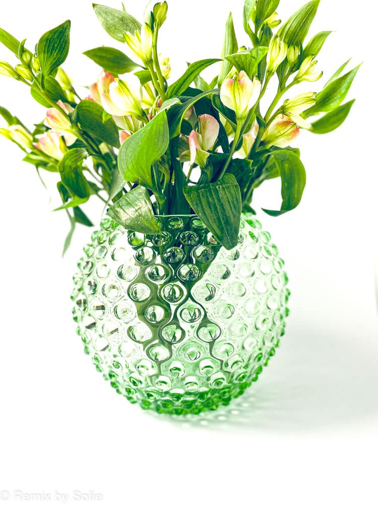 pindsvine vase 18 cm i lysegrøn anna von lipa vase, vase i pindsvine glas, mundblæst glas, hobnail glass, bohemian glass, remix by sofie, vase, blomstervase, vase fra Anna von Lipa, bordækning