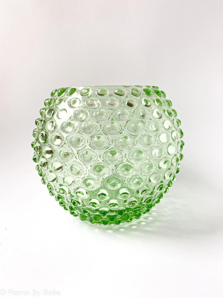 pindsvine vase 18 cm i lysegrøn anna von lipa vase, vase i pindsvine glas, mundblæst glas, hobnail glass, bohemian glass, remix by sofie, vase, blomstervase, vase fra Anna von Lipa, bordækning