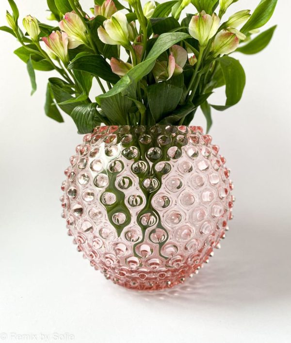 pindsvine vase 18 cm lyserød, anna von lipa vase, vase i pindsvine glas, mundblæst glas, hobnail glass, bohemian glass, remix by sofie, vase, blomstervase, vase fra Anna von Lipa, bordækning