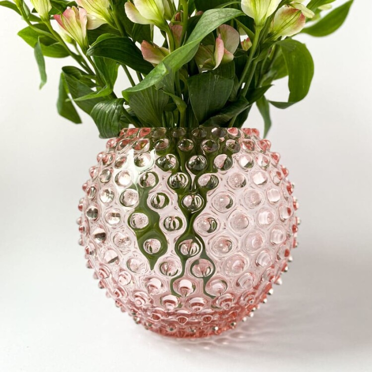 pindsvine vase 18 cm lyserød, anna von lipa vase, vase i pindsvine glas, mundblæst glas, hobnail glass, bohemian glass, remix by sofie, vase, blomstervase, vase fra Anna von Lipa, bordækning