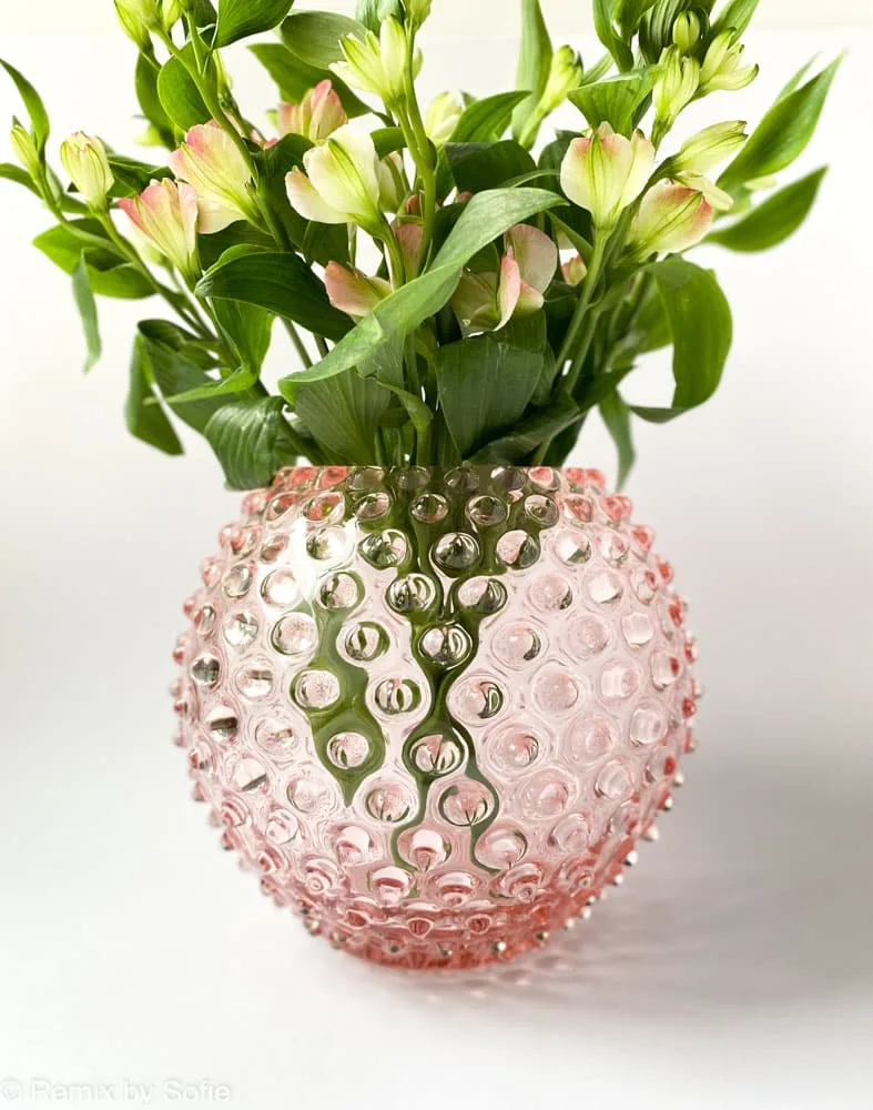 pindsvine vase 18 cm lyserød, anna von lipa vase, vase i pindsvine glas, mundblæst glas, hobnail glass, bohemian glass, remix by sofie, vase, blomstervase, vase fra Anna von Lipa, bordækning