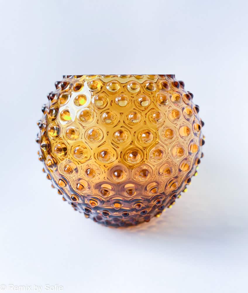 pindsvine vase 18 cm mørk amber, anna von lipa vase, vase i pindsvine glas, mundblæst glas, hobnail glass, bohemian glass, remix by sofie, vase, blomstervase, vase fra Anna von Lipa, bordækning