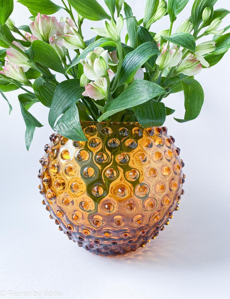 pindsvine vase 18 cm i mørk amber, anna von lipa vase, vase i pindsvine glas, mundblæst glas, hobnail glass, bohemian glass, remix by sofie, vase, blomstervase, vase fra Anna von Lipa, bordækning