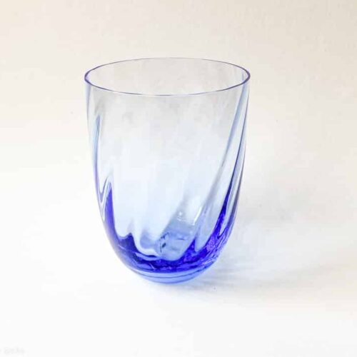 swirl glas i lyseblå, anna von lipa mix & match, swirl glas, wawe glas, harlekin glas, tumbler, vand glas, drikkeglas, drinking glass, anna von lipa glas, remix by sofie anna von lipa forhandler,