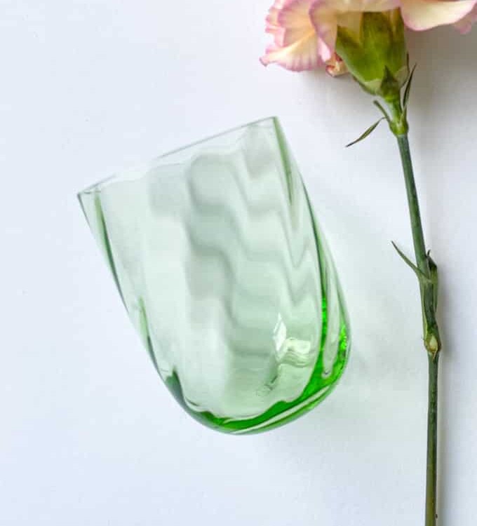 swirl glas i lysegrøn, anna von lipa mix & match, swirl glas, wawe glas, harlekin glas, tumbler, vand glas, drikkeglas, drinking glass, anna von lipa glas, remix by sofie anna von lipa forhandler,