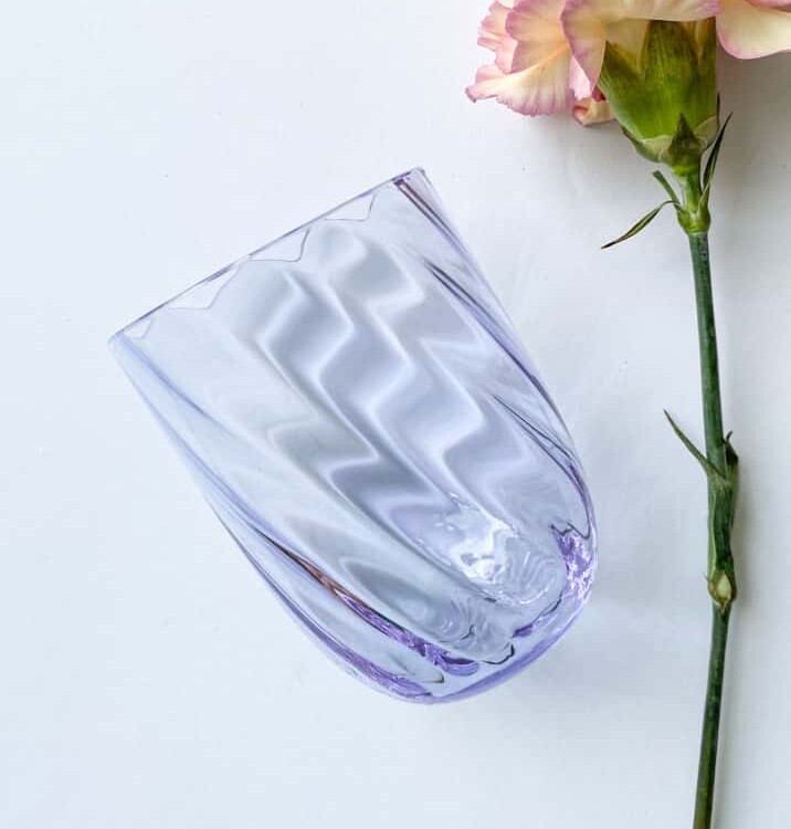 swirl glas i syren lilla, anna von lipa mix & match, swirl glas, wawe glas, harlekin glas, tumbler, vand glas, drikkeglas, drinking glass, anna von lipa glas, remix by sofie anna von lipa forhandler,