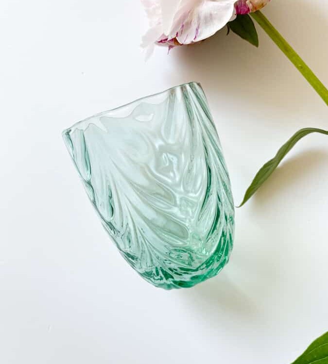 wawe i beryl, anna von lipa, Remix by Sofie, anna von lipa glas, mundblæste glas, handblown glass, glas, drikkeglas, vandglas, farvede glas, mix og matck glas, mix & matck glas, tumbler, wawe glas, swirk glas, harlekin glas, spiral glas, bambus glas, oliveglas, borddækning, anna von lipa glas, anna von lipa forhandler