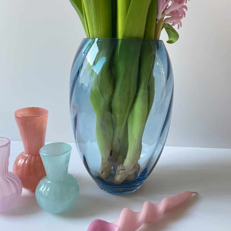 remix by sofie, anna von lipa, anna von lipa vase, anna von lipa glas, mundblæst glas, elipse vase, blomstervase, farvet glas,