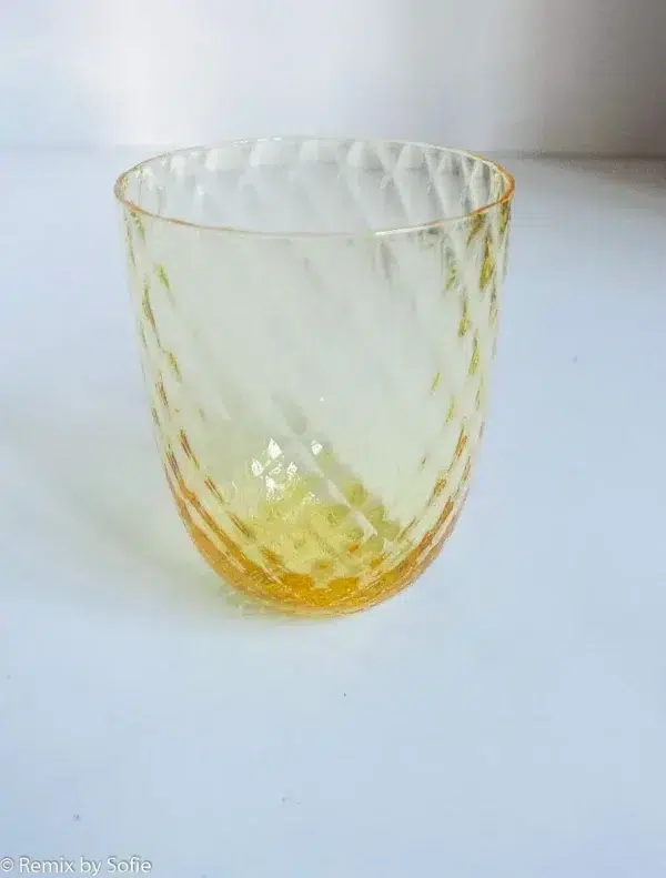 harlekin glas i citron og gul, olive glas, bambus glas, anna von lipa mix & match, swil glas, wawe glas, harlekin glas, tumbler, vand glas, drikkeglas, drinking glass, farvet glas, boliginteriør, borddækning, glas fra anna von lipa, anna von lipa forhandler, remix by sofie