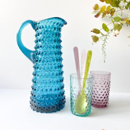 aqua marine, mørk aqua, ka kande, borddækning, vandkande med hank,remix by sofie, anna von lipa kande, anna von lipa pindsvine kande, pindsvinekande, pindsvinekande, pindsvine kande,hobnail jug, hobnailglass, pindsvineglas kande, anna von lipa høj kande, eiffel kande, anna von lipa glas, anna von lipa forhandler