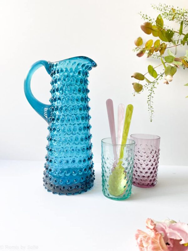 aqua marine, mørk aqua, ka kande, borddækning, vandkande med hank,remix by sofie, anna von lipa kande, anna von lipa pindsvine kande, pindsvinekande, pindsvinekande, pindsvine kande,hobnail jug, hobnailglass, pindsvineglas kande, anna von lipa høj kande, eiffel kande, anna von lipa glas, anna von lipa forhandler