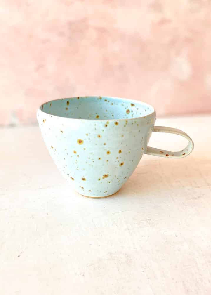 kop, anne kop, anne koppen, hånddrejet kop, keramik kop, te kop, kaffe kop, latte kop, kop med hank, trine lise keramik, cappucino kop, stentøj kop, ceramic cup, mug,