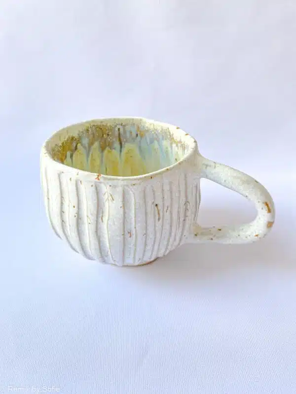 Hygge kop brede riller lysegul, kop i lysegul, keramik kop, ceramic cups, yellow kop, remix by sofie, mia lindbirk