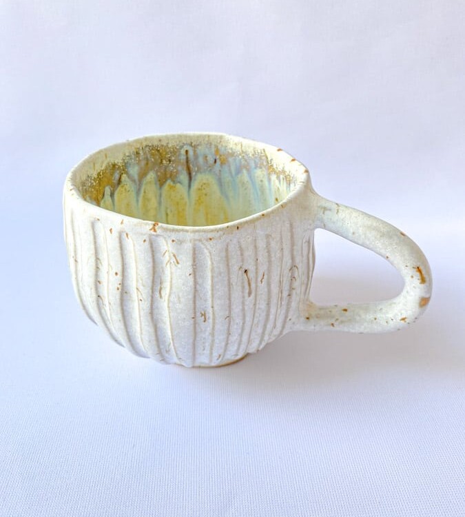 Hygge kop brede riller lysegul, kop i lysegul, keramik kop, ceramic cups, yellow kop, remix by sofie, mia lindbirk