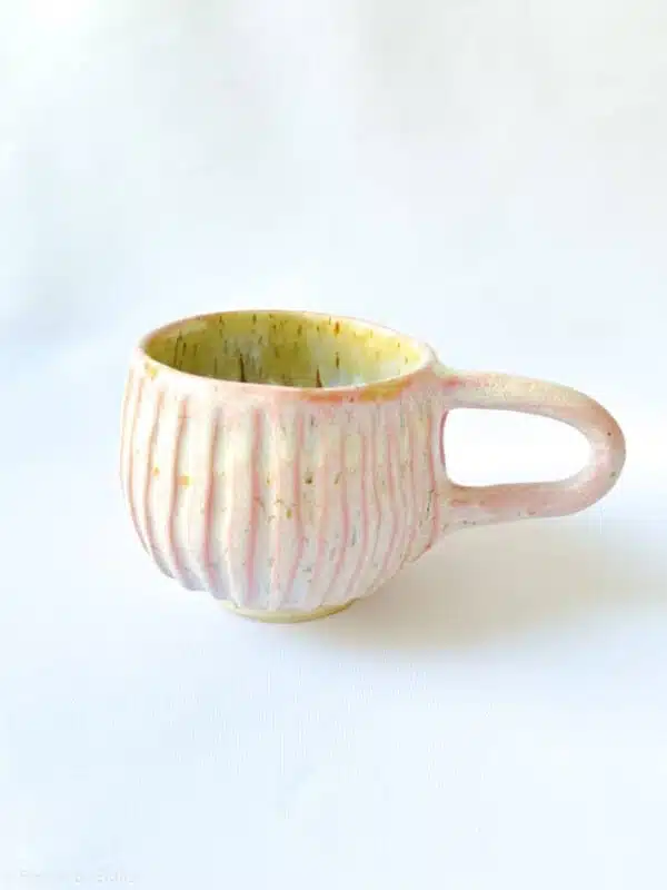 Hygge kop brede riller mintblå, kop i mint, keramik kop, ceramic cups, yellow kop, remix by sofie, mia lindbirk