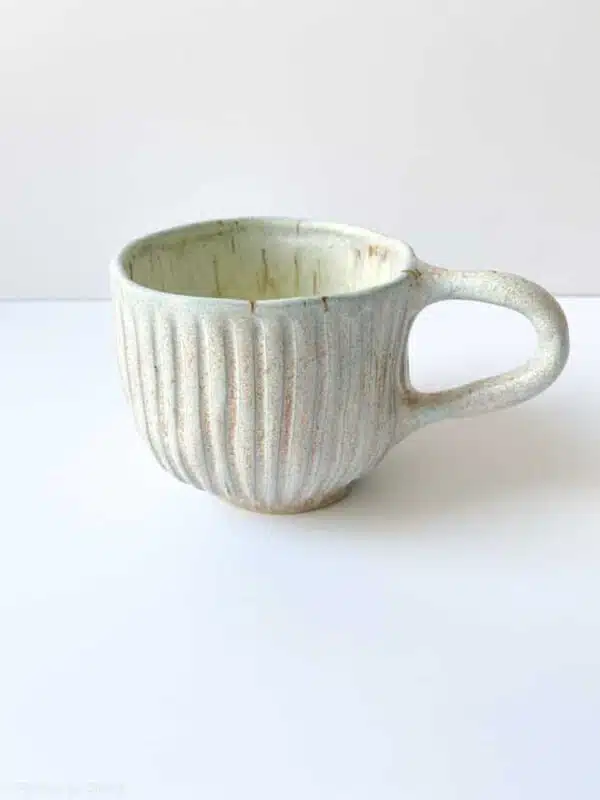 Hygge kop brede riller mintblå, kop i mint, keramik kop, ceramic cups, yellow kop, remix by sofie, mia lindbirk