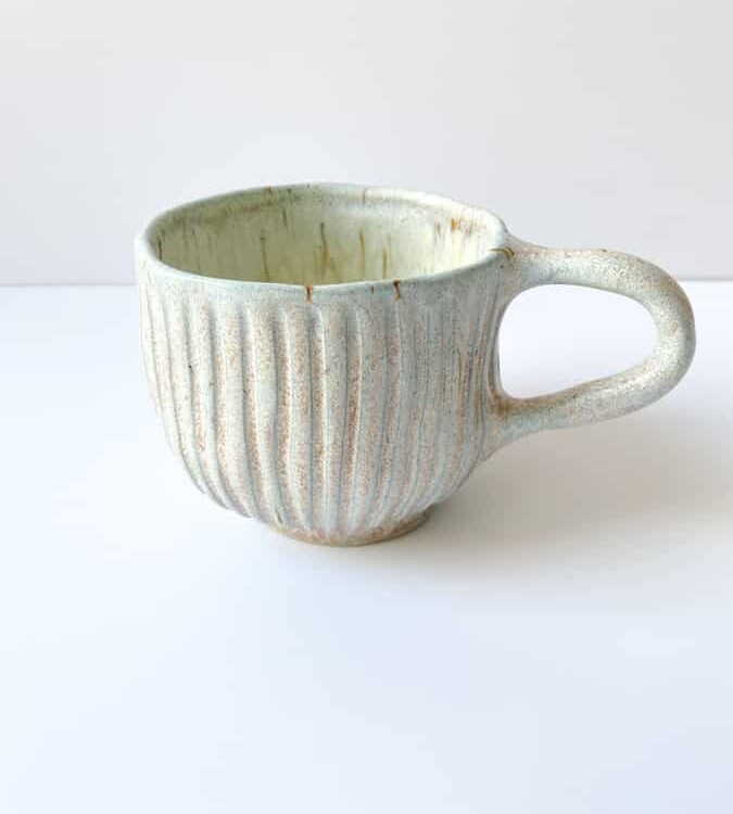 Hygge kop brede riller mintblå, kop i mint, keramik kop, ceramic cups, yellow kop, remix by sofie, mia lindbirk