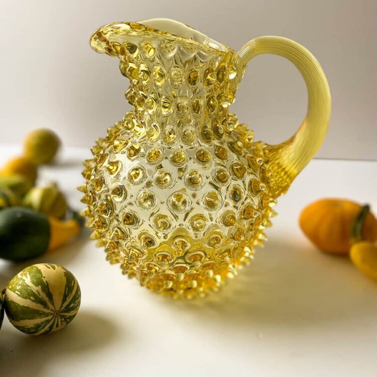 glaskande, kande i glas, farvet glas, gul kande, anna von lipa, pindsvineglas, pindsvine kande, pindsvinekande, 1 liter kande, anna von lipa kande, kande i pindsvineglas, vandkande, kande til vand, hobnail, jug