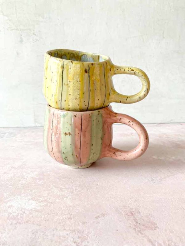 kop med hank, Hygge kop, hyggekop, kop med striber, keramik kop, ceramic cups, yellow kop, remix by sofie, mia lindbirk, stribet kop, mug, coffeecup, kaffe kop, håndlavet kop, keramik fra mia lindbirk