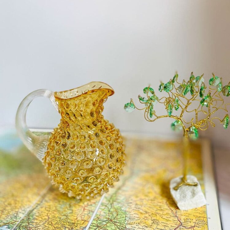 anna von lipa kande, anna von lipa pindsvine kande, pindsvinekande, pindsvinekande, pindsvine kande,hobnail jug, hobnailglass, pindsvineglas kandepindsvine kande 1 liter i lys amber