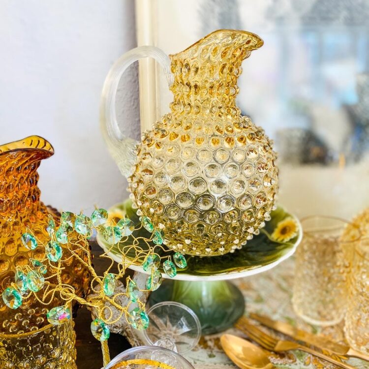 anna von lipa kande, anna von lipa pindsvine kande, pindsvinekande, pindsvinekande, pindsvine kande,hobnail jug, hobnailglass, pindsvineglas kandeKande i pindsvineglas i lys amber