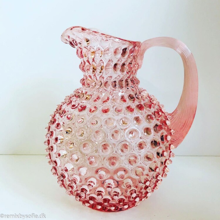 anna von lipa kande, anna von lipa pindsvine kande, pindsvinekande, pindsvinekande, pindsvine kande,hobnail jug, hobnailglass, pindsvineglas kandeKande i pindsvin 2 liter i lyserød - rosa