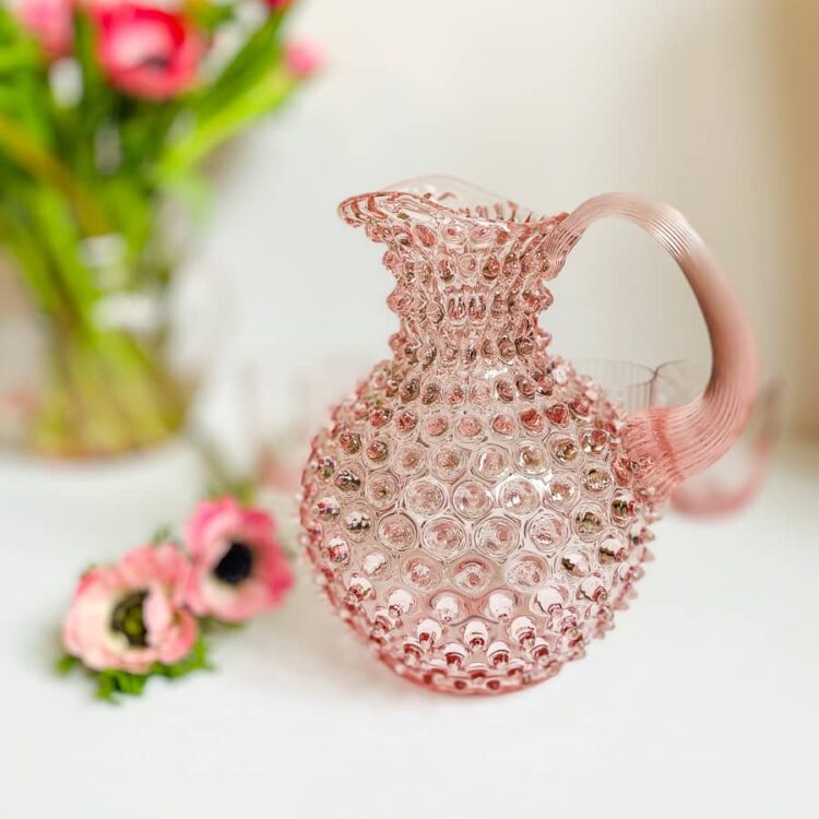 anna von lipa kande, anna von lipa pindsvine kande, pindsvinekande, pindsvinekande, pindsvine kande,hobnail jug, hobnailglass, pindsvineglas kandeKande i pindsvin 2 liter i lyserød - rosa