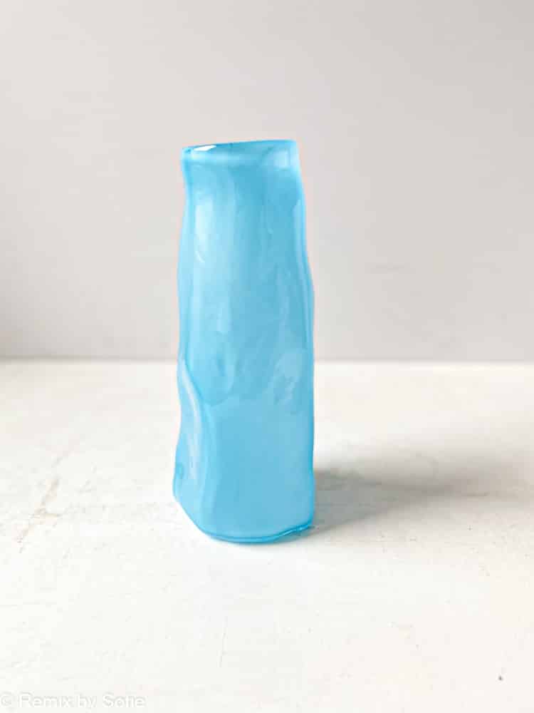 krøl vase, curlyvase, handblown, lille krølvase, cross curly vase, vase, blomstervase, glasvase, vase i opal, mundblæst glas, mundblæst vase, krølvase, krølvaser, marie retpen vaser, glaspuster, bordækning, remix by sofie, blomster vase, vases, handblown glass, dansk design unika vase, curly flowervase,