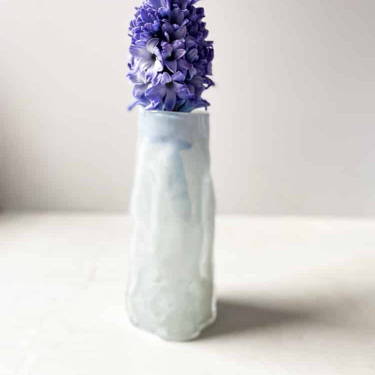 marie retpen, krølvase, vaser med spots,krøl vase, curlyvase, handblown, lille krølvase, cross curly vase, vase, blomstervase, glasvase, vase i opal, mundblæst glas, mundblæst vase, krølvase, krølvaser, marie retpen vaser, glaspuster, bordækning, remix by sofie, blomster vase, vases, handblown glass, dansk design unika vase, curly flowervase,