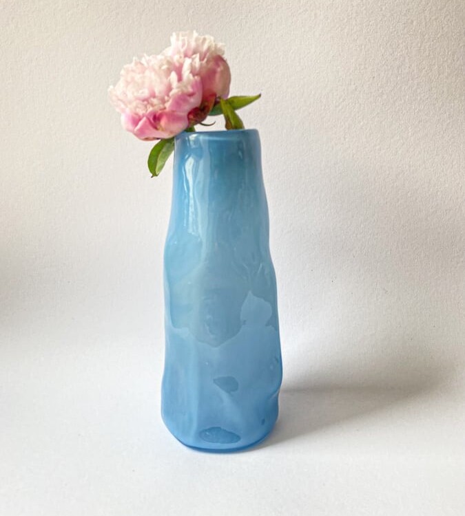 marie retpen vase, vaser, blomster vase, mundblæst glas, blomstervasemundblæst vase, krøl vase, vase i organisk form, krølvase, remix by sofie